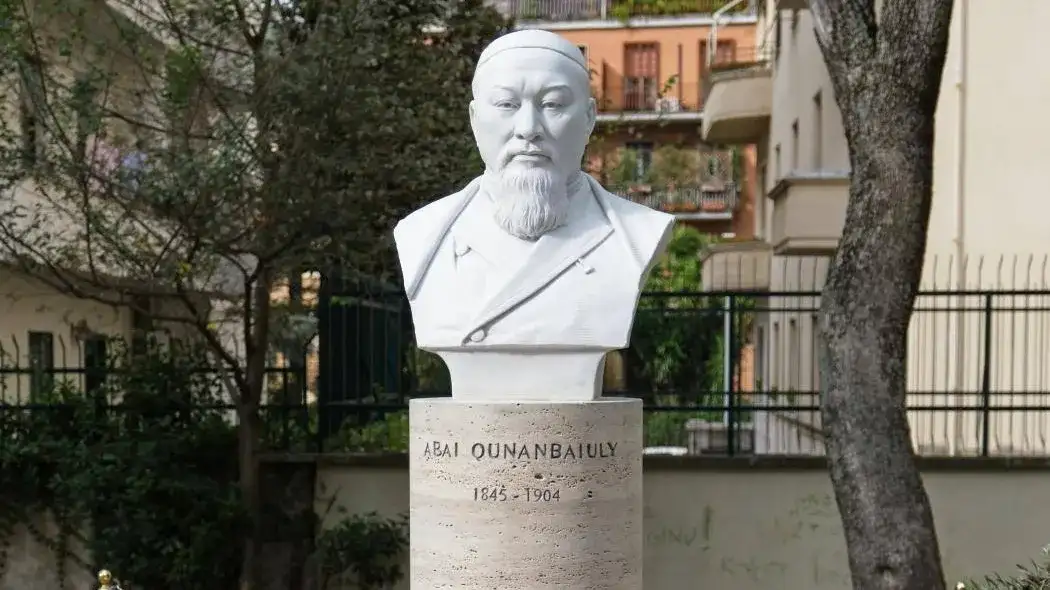 Памятник Абая Кунанбаева в Риме / Statua di Abai Qunanbaiuly a Roma